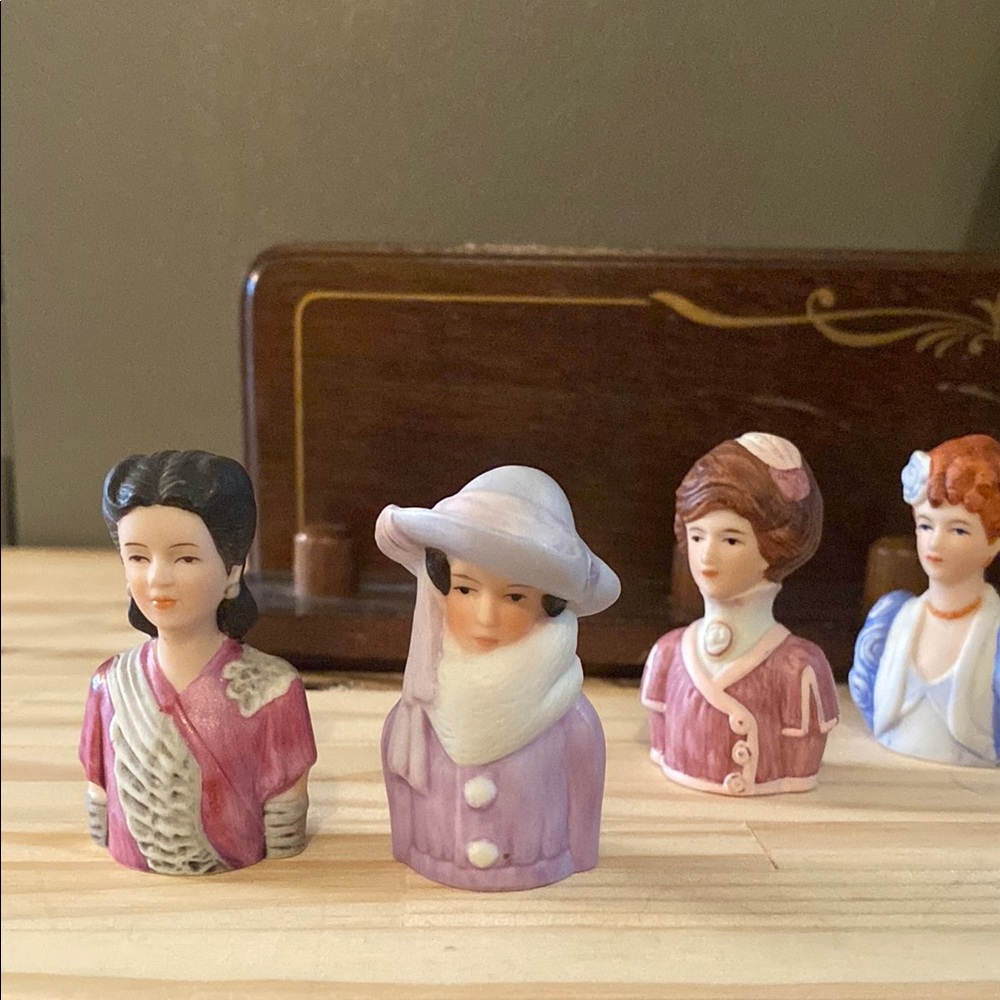 Vintage Style Figurine Wall Decor - Picture 2 of 7